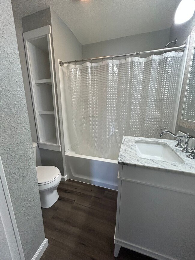 Foto del edificio - Newly Updated 4 Bed House Available Now!