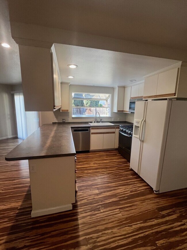 Foto del edificio - Updated 4 Bedroom 2.5 Bathroom Large Single Family Home located in Northeast Santa Rosa