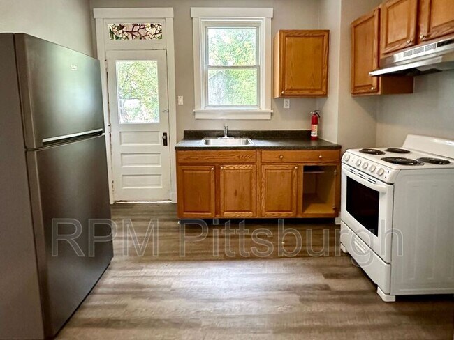 Building Photo - 307 Forest Ave