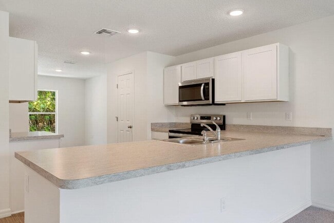 Building Photo - 442 SW Carmelite St