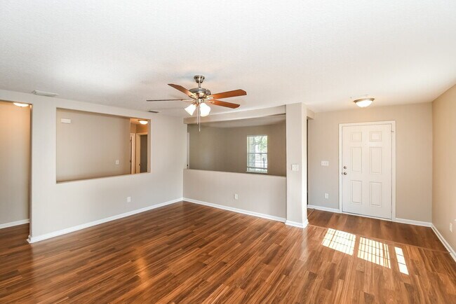 Foto del edificio - 9726 Hazel Lake Dr