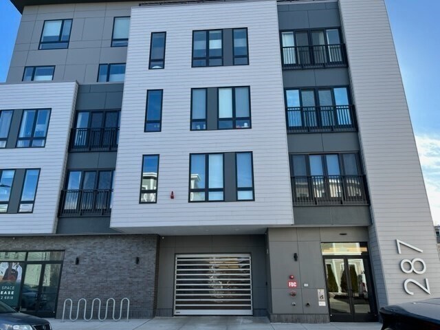 Foto principal - 287 Maverick St