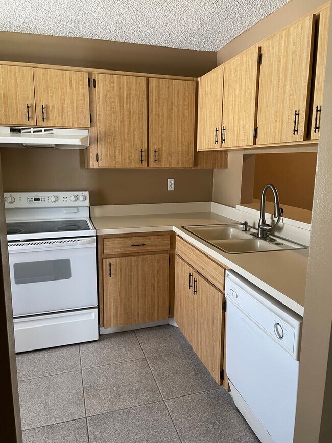 Foto del edificio - 2/2 available now!