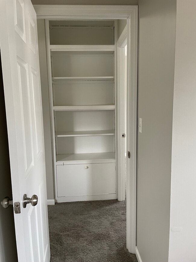 Building Photo - 1100 Riverton Dr