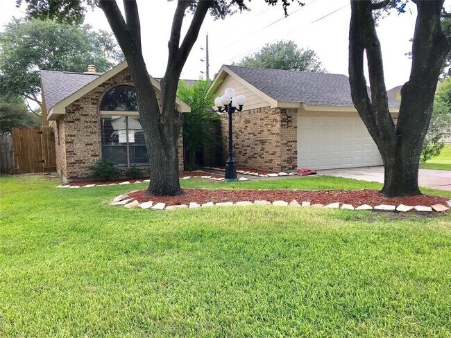 Building Photo - 9827 Paddock Park Dr