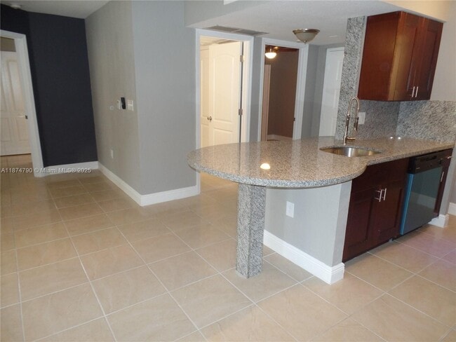 Foto del edificio - 2890 N Oakland Forest Dr