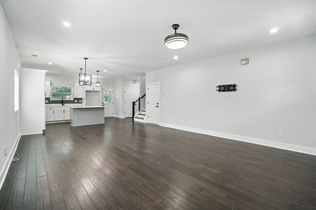 Building Photo - Modern 3-Bedroom Home with Fenced Yard & U...