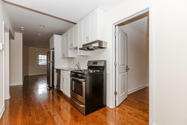 Building Photo - 4651 N Wolcott Ave