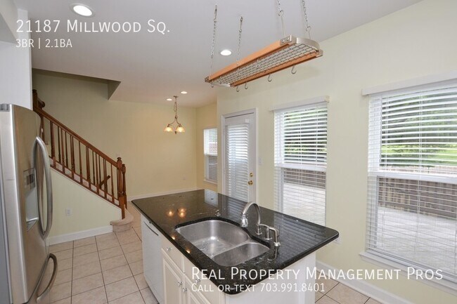 Foto del edificio - Beautifully Updated End Unit Townhouse in ...
