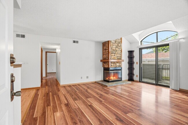Building Photo - $1,795.95 - 2 Bed, 2 Bath Condo in Aurora with Central AC, and In Unit Laundry!