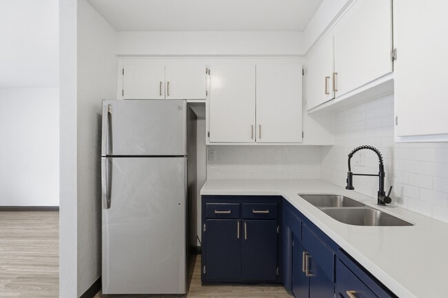 Building Photo - 2301 S Ridgeley Dr