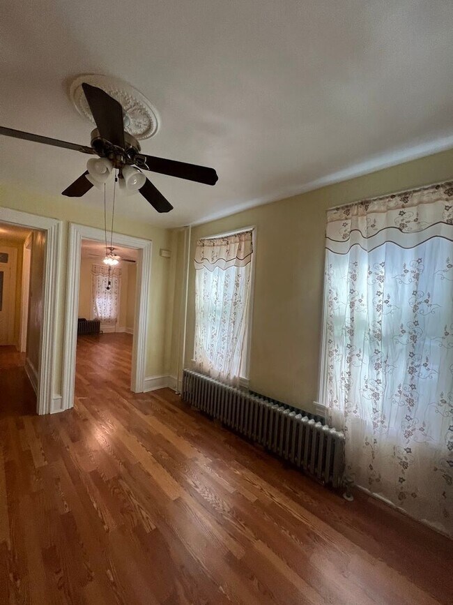 Foto del edificio - Spacious 5 Bedroom, 2 Bath Home