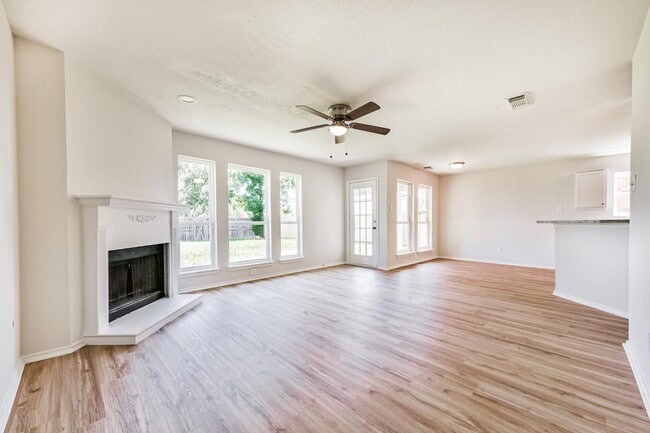 Building Photo - 106 Mango St