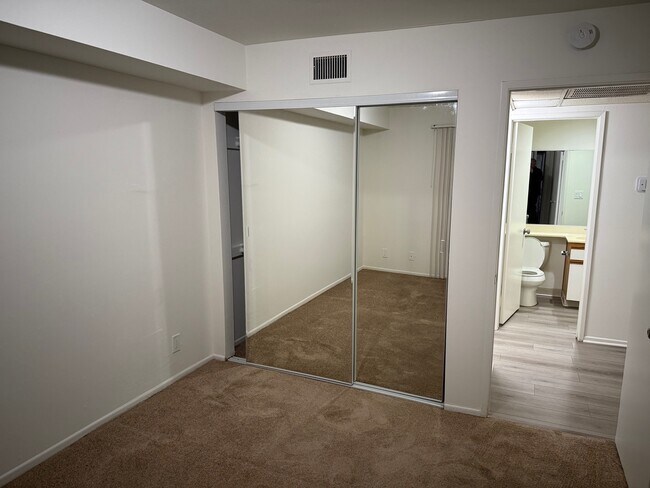 Foto del edificio - 550 West Stocker Street Apartments