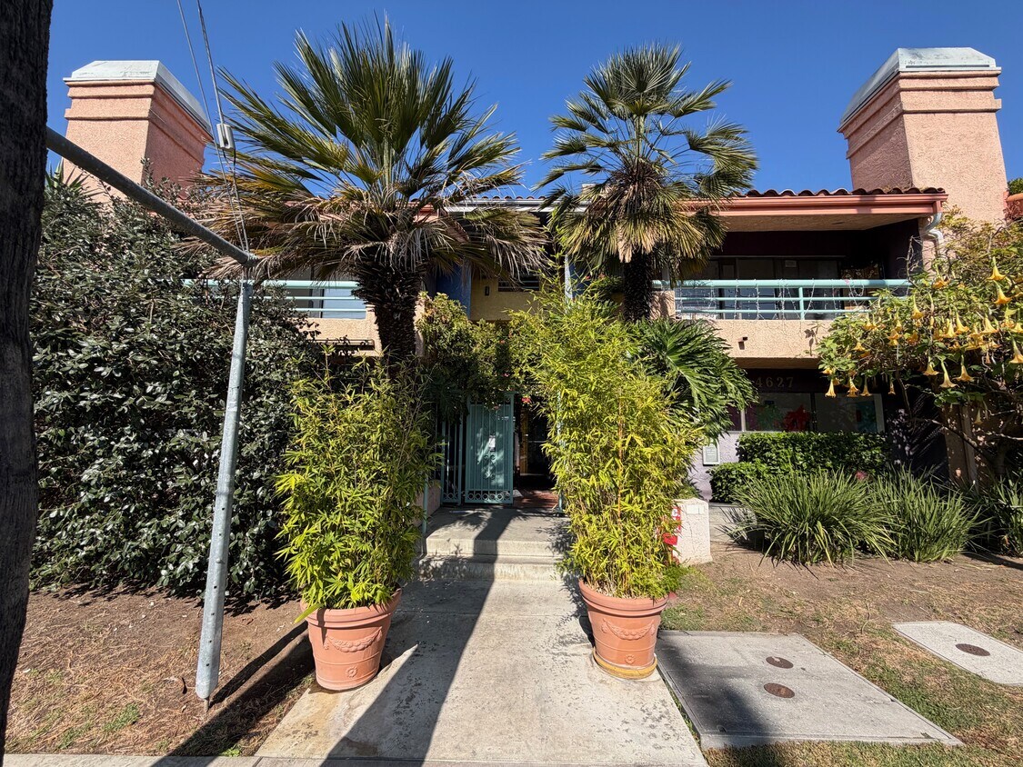 Entrada al edificio - 4627 Finley Ave
