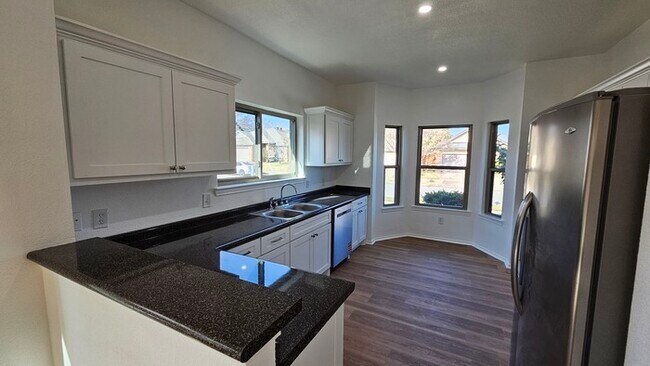 Building Photo - 3/2/2 Fresh Remodel