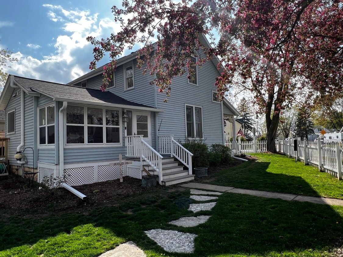 Primary Photo - 359 N Oakwood Ave
