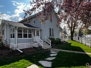 Building Photo - 359 N Oakwood Ave