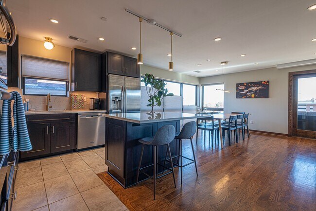 Foto del edificio - 4 bed / 4.5 bath flat in South Plaza overlooking UMKC and Brookside Blvd