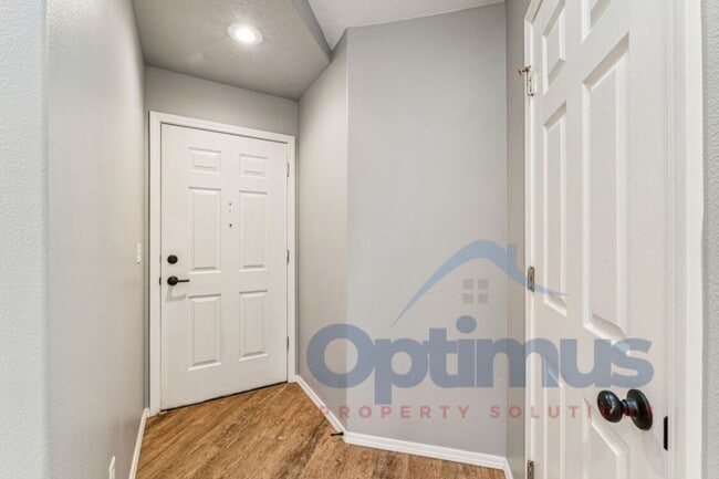 Building Photo - Charming & updated 2-bedroom, 2-bath home in one of Boise’s most convenient and sought-after loca...