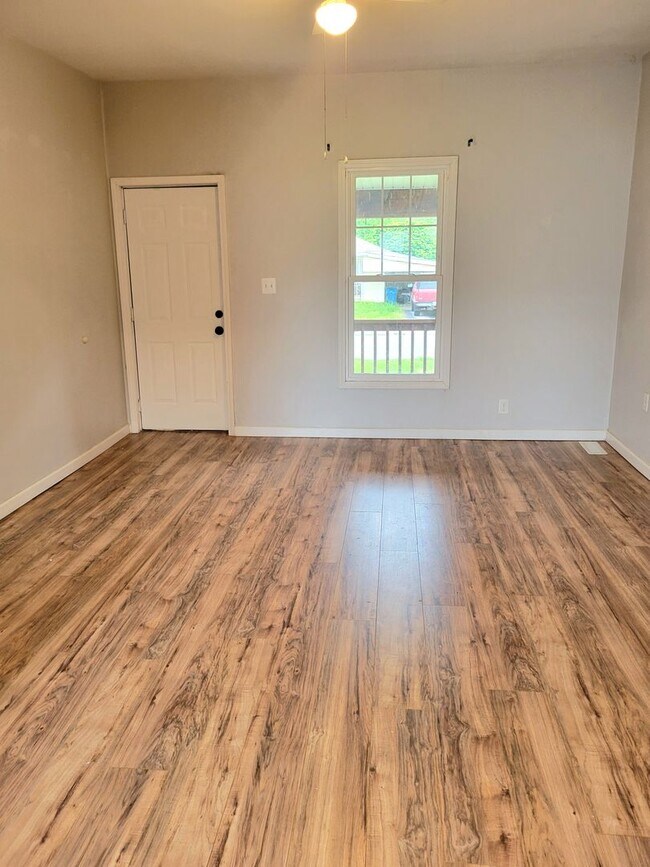 Foto del edificio - Renovated and Move in Ready...769 Condit, ...