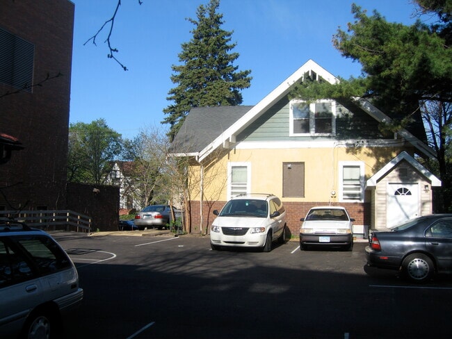 Building Photo - 617 21st Ave S