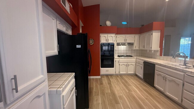 Foto del edificio - 3-bedroom, 2-bathroom home located in the ...