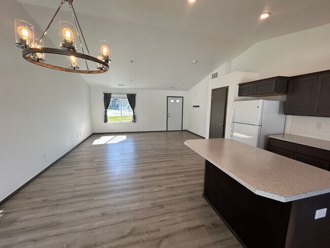 Building Photo - Stunning 2 Bed, 2 Bath Cul-de-sac Rancher ...