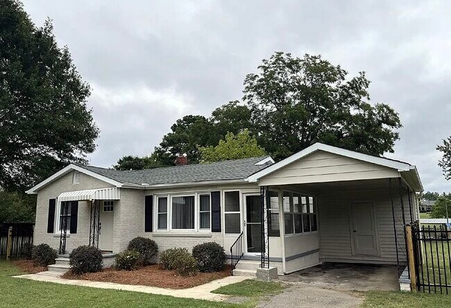Building Photo - 903 Lakeview Dr