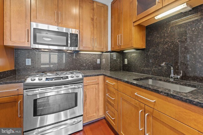 Foto del edificio - 8220 Crestwood Heights Dr