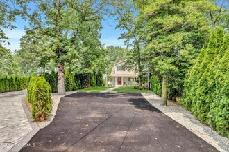 Building Photo - 637 Beacon Blvd