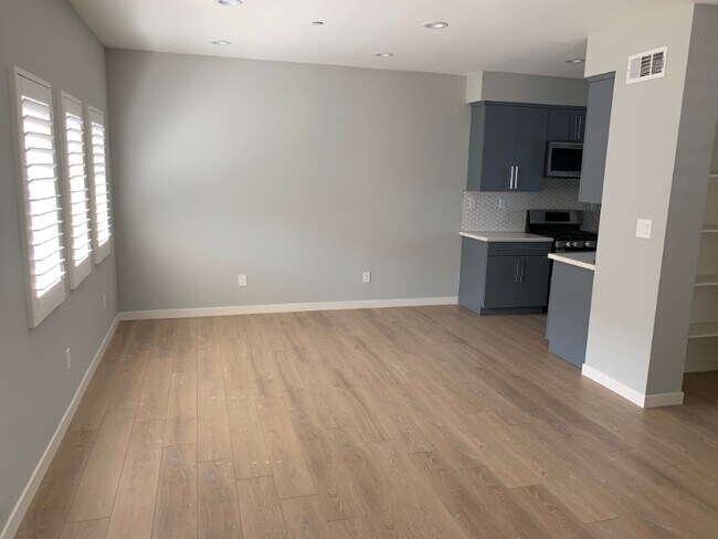 Building Photo - 646 Serrano Ave