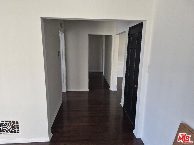 Foto del edificio - 8561 Holloway Dr
