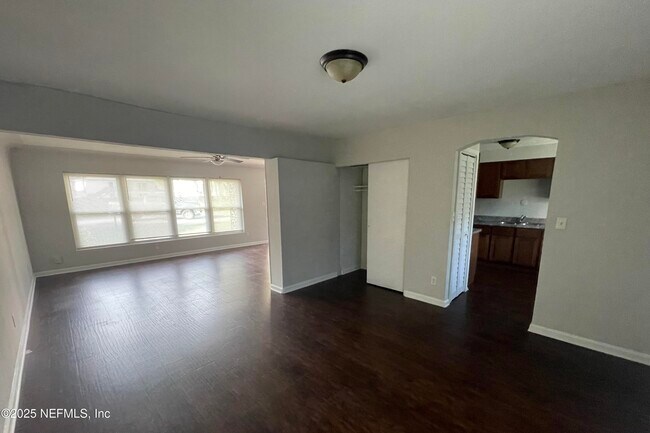 Foto del edificio - 5824 Yellow Pine Dr