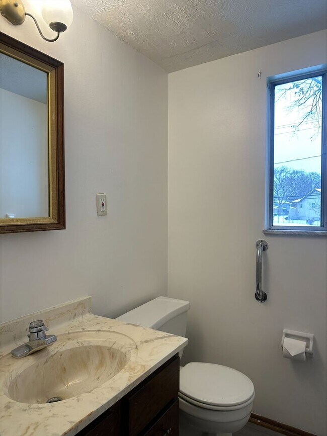 Foto del edificio - 4 Bed 2 Bath Home in Columbus!