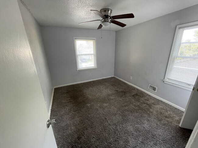 Foto del edificio - 2021 E 48th Terrace