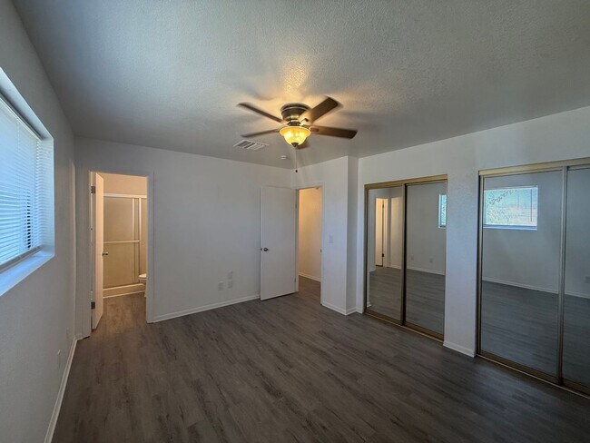 Building Photo - 3 Bedroom 2 Bathroom Home