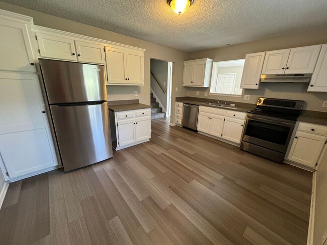 Foto del edificio - Coming Soon! Spacious 3-Bed Duplex with Garage