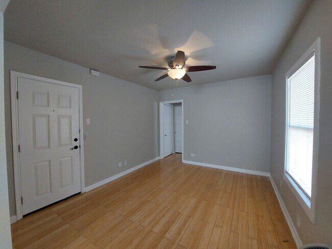 Foto del edificio - 455 Eleanor Ave