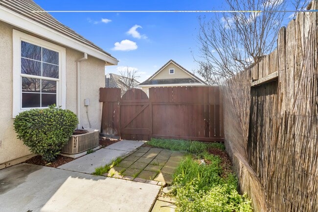 Building Photo - 1886 Dawnelle Way