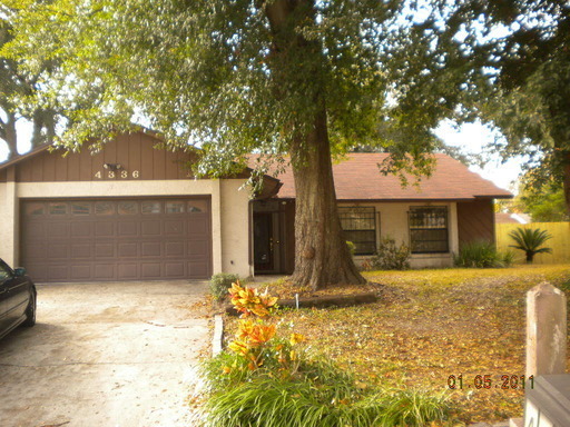 Primary Photo - Spacious 3/2 Home with Fireplace - Downtow...