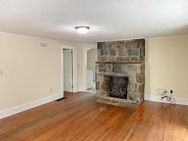 Foto del edificio - 807 Mt Jefferson Rd