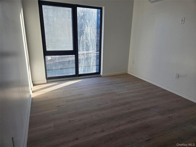 Foto del edificio - 70-40 45th Ave