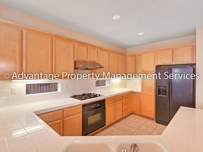 Building Photo - 4 bed/3.5 bath 2,454 sq ft Home in Desirab...