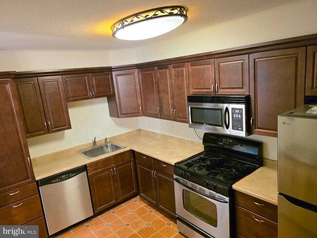Building Photo - 1300 Army Navy Dr