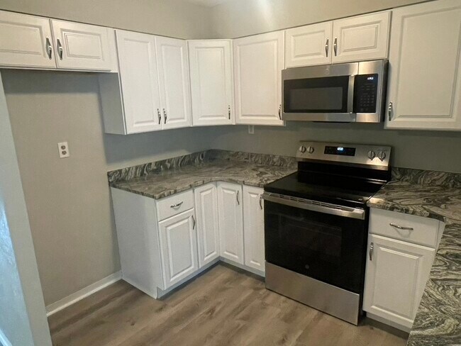 Building Photo - 1500 Wildrose Ln