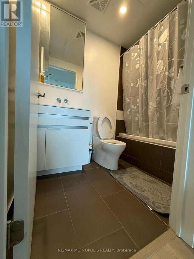 Building Photo - 197 Yonge St