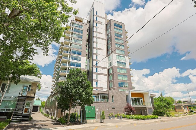 Building Photo - 9 Boul des Prairies
