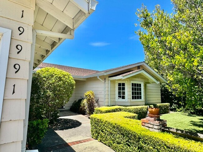 Building Photo - Lovely Saratoga Single-Level Home in Great Neighborhood!