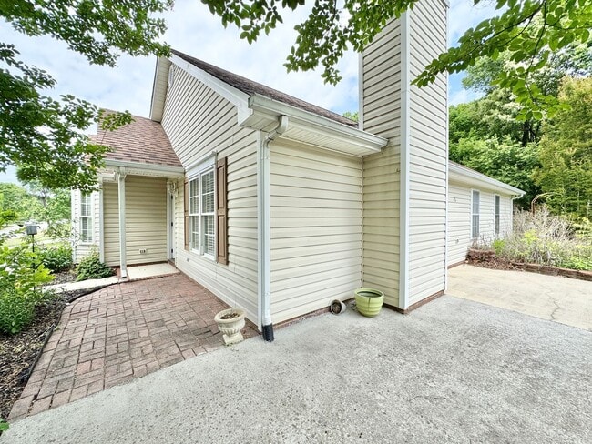 Building Photo - Adorable 3 Bedroom Home in High Point!